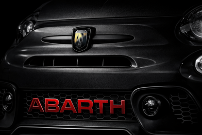 Scritta ABARTH in rilievo per griglia anteriore – Abarth 595 / 695 PH4 restyling