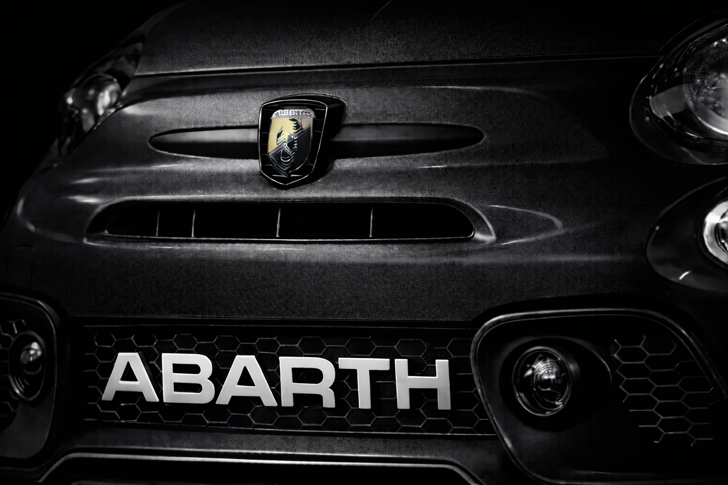 Scritta ABARTH in rilievo per griglia anteriore – Abarth 595 / 695 PH4 restyling