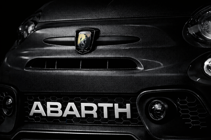 Scritta ABARTH in rilievo per griglia anteriore – Abarth 595 / 695 PH4 restyling
