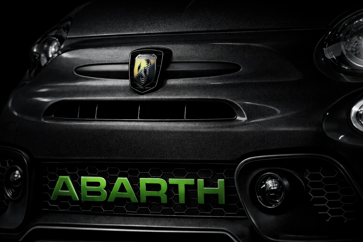 Scritta ABARTH in rilievo per griglia anteriore – Abarth 595 / 695 PH4 restyling
