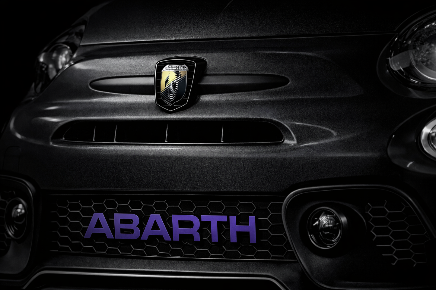 Scritta ABARTH in rilievo per griglia anteriore – Abarth 595 / 695 PH4 restyling